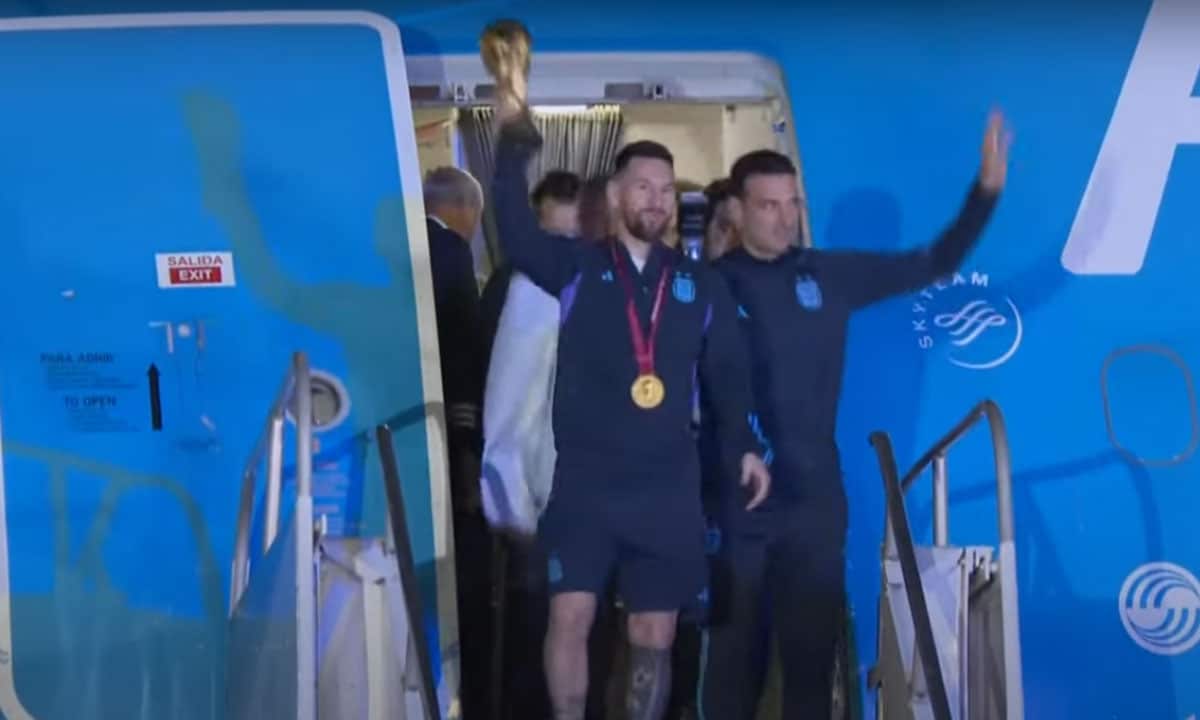 Vidéo. Les champions du monde argentins ont atterri à Buenos Aires