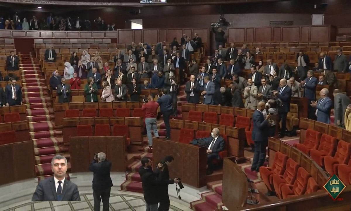 Quand les parlementaires marocains se mettent a crié « Sir Tmarki »