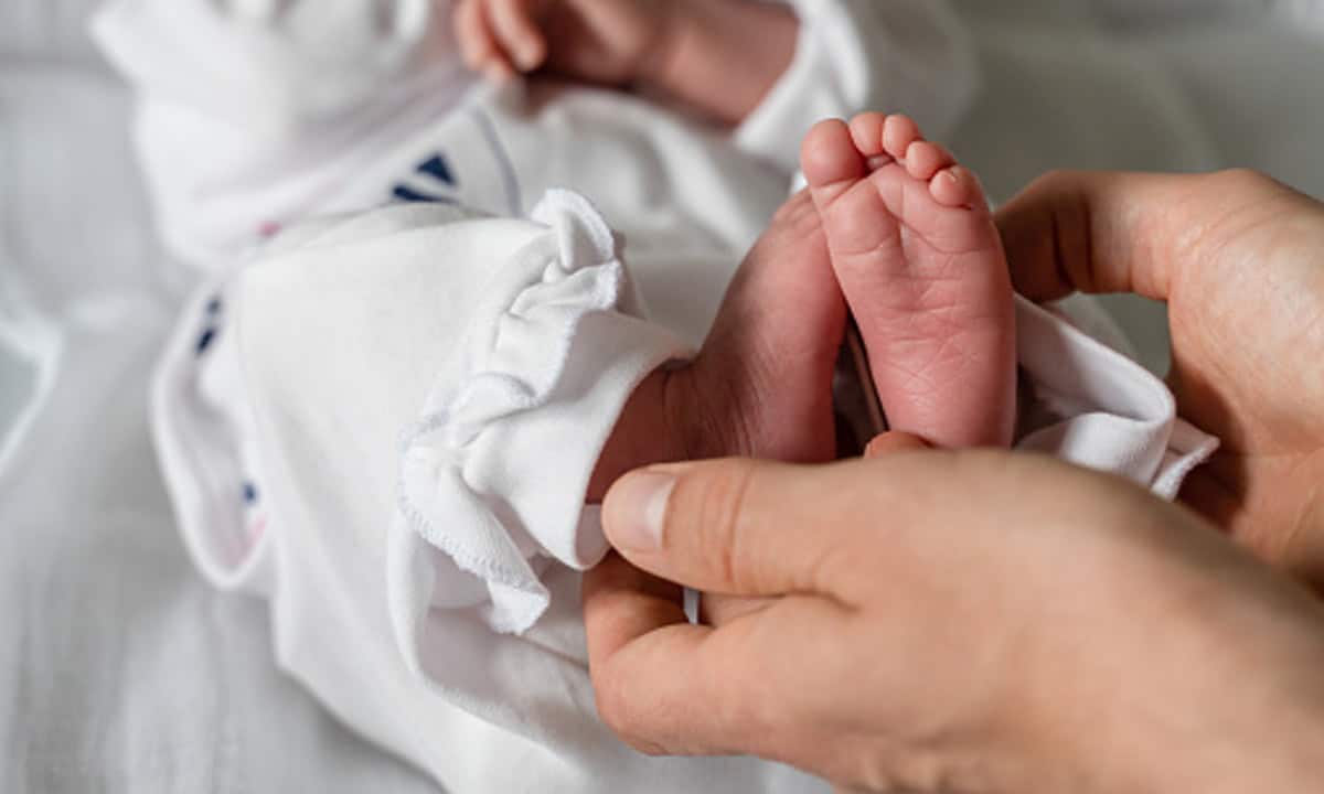 Nouvelle-Zélande: la garde d'un bébé malade retirée à ses parents qui refusaient du "sang vacciné"