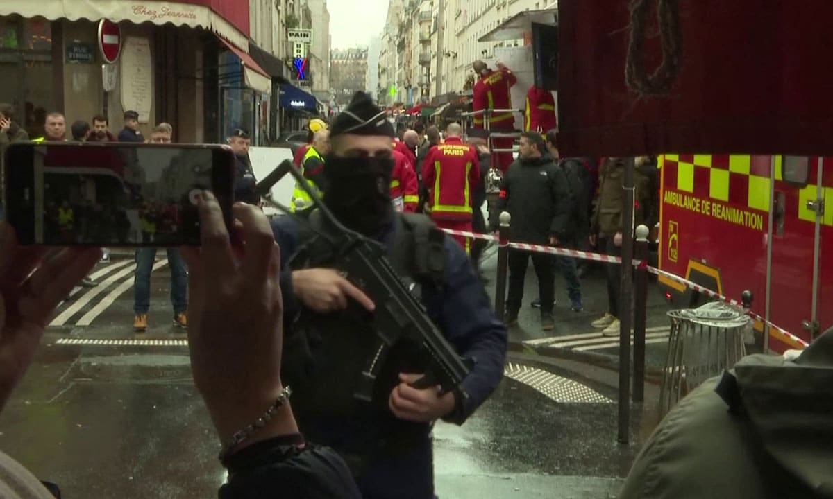 Tirs à Paris: deux personnes décédées, quatre blessés dont deux en urgence absolue
