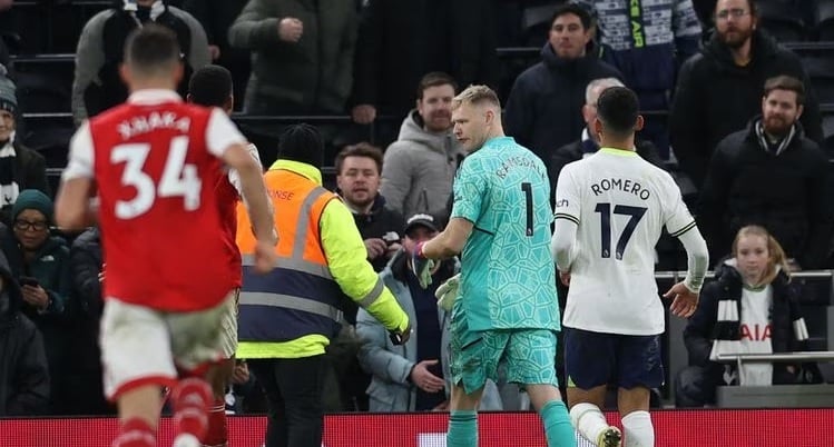 Vidéo: le gardien d'Arsenal frappé d'un coup de pied par un supporter de Tottenham