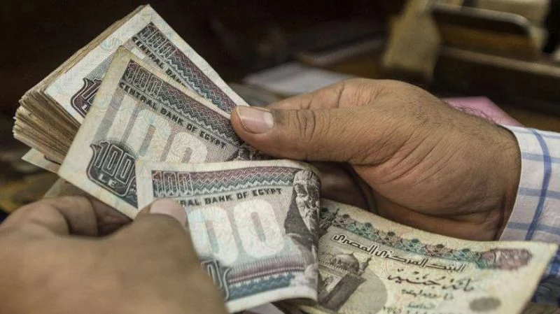 Egypte: la livre dévaluée de près de 50% pour répondre aux critères du FMI