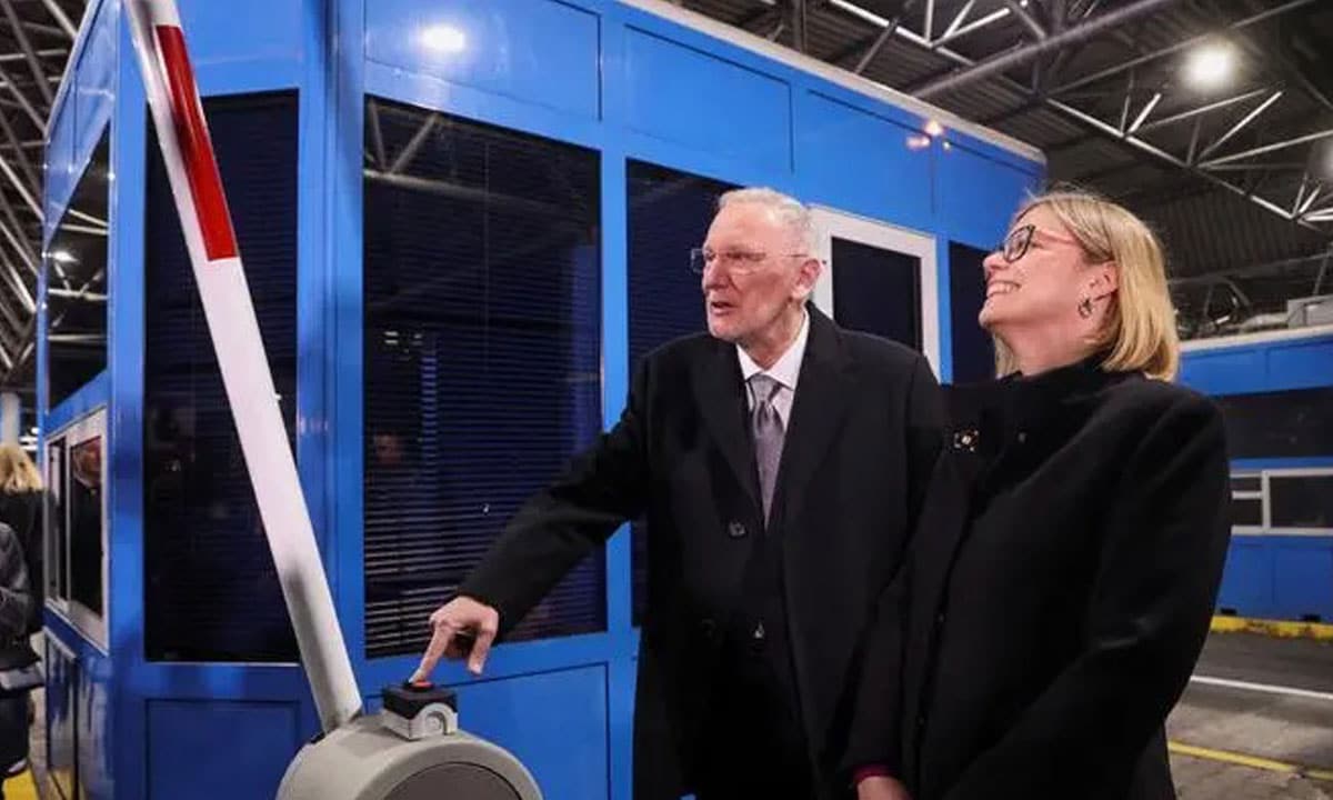 La Croatie devient le vingt-septième État à rejoindre l'espace Schengen et le vingtième membre de la zone euro.