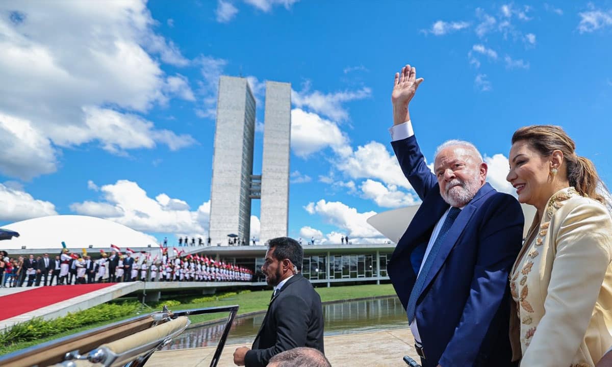 Investi président, Lula s'engage à "reconstruire le pays" avec les Brésiliens