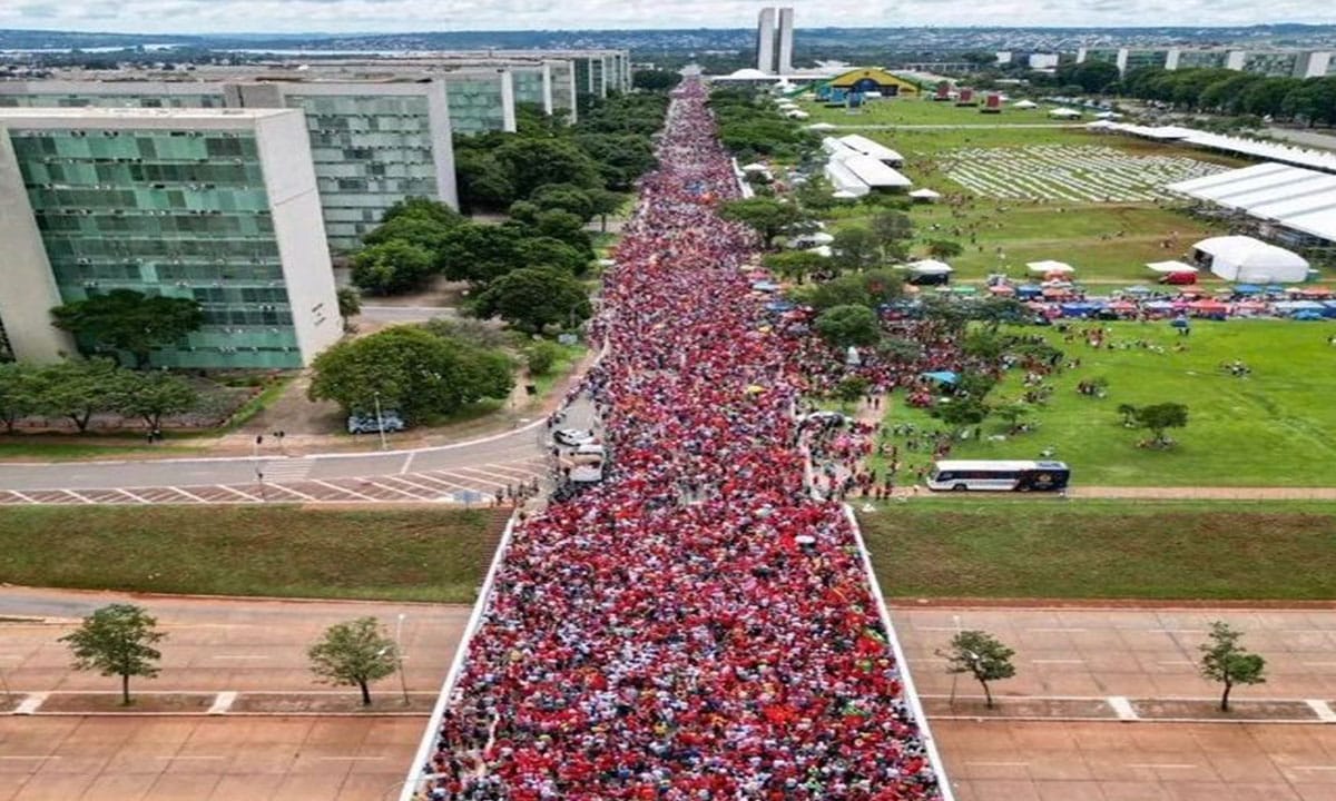 Vidéo. Marée rouge de partisans de Lula à Brasilia, avant son investiture 