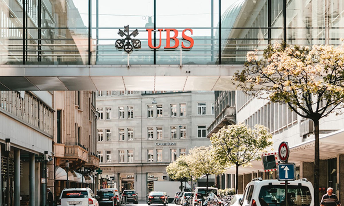 La banque UBS poussée à racheter Credit Suisse et éviter une débâcle