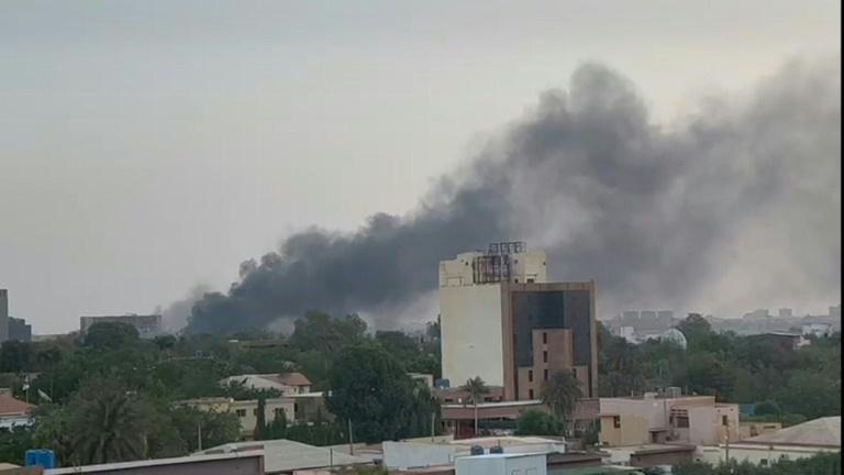 Soudan: les combats font rage à Khartoum, une centaine de civils tués