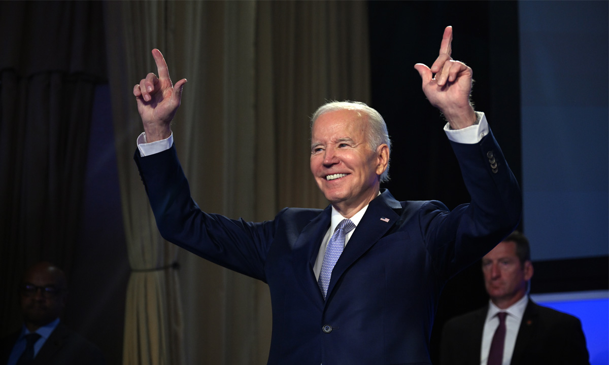 Biden balaie les questions sur son âge, dit "je me sens bien"