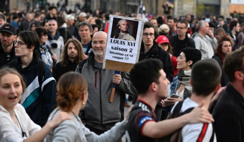 Concert de casseroles pour protester contre le président Emmanuel Macron