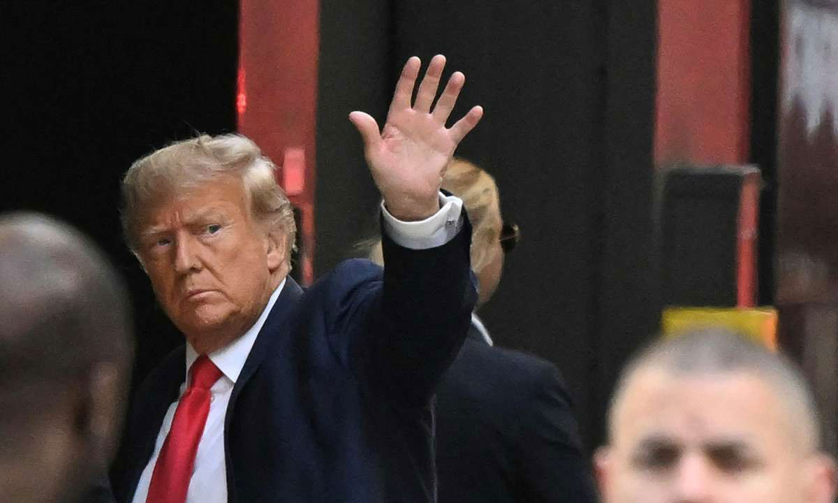 Trump arrive au tribunal pénal de Manhattan pour une comparution historique