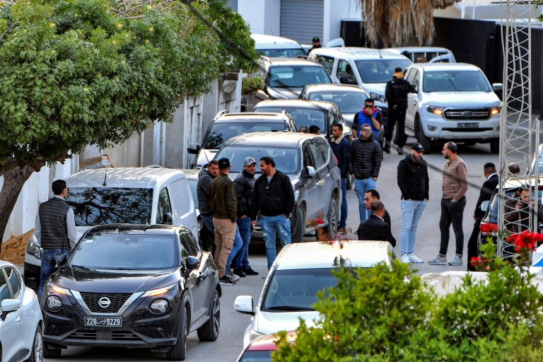 es autorités tunisiennes ont fermé mardi les bureaux du mouvement islamo-conservateur Ennahdha