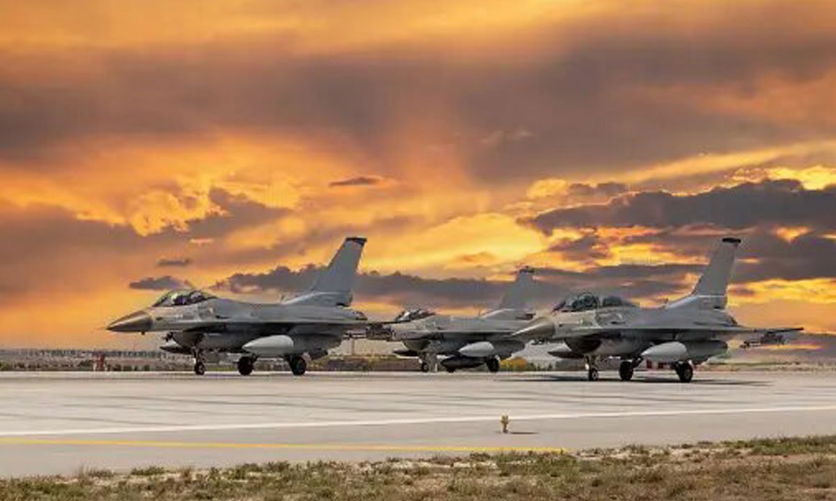 Avions F-16: les Occidentaux "jouent avec le feu" en Ukraine, dénonce Lavrov