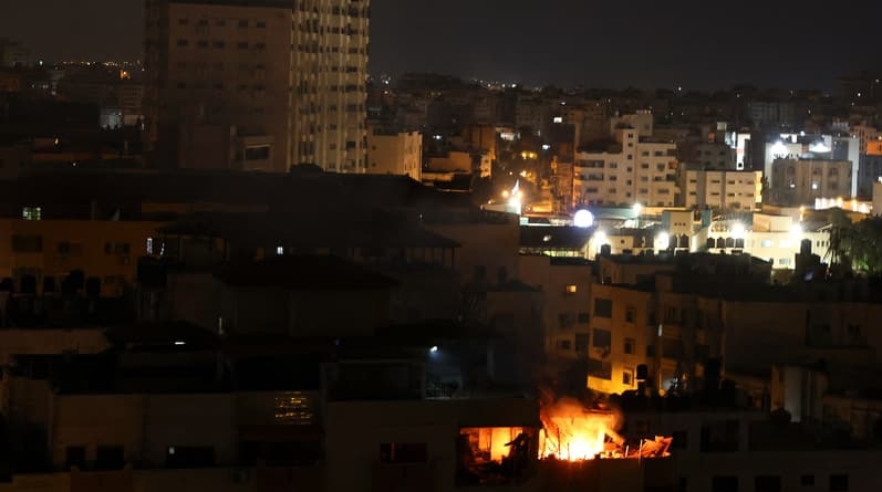 Treize Palestiniens parmi lesquels trois chefs du Jihad islamique mais aussi des enfants ont été tués mardi avant l'aube dans des frappes aériennes israéliennes sur la bande de Gaza, selon les autorités locales. 