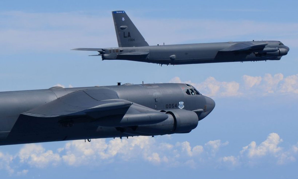 Deux bombardiers stratégiques B-1B de l'US Air Force de l'US Air force escortés par un chasseur russe au-dessus de la mer Baltique
