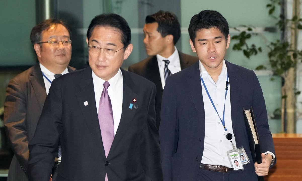 Le Premier ministre japonais révoque son fils accusé d'avoir abusé de sa fonction
