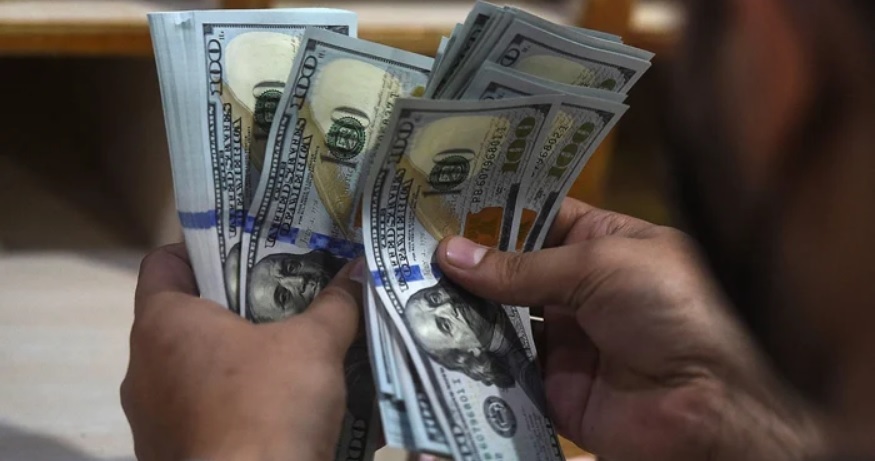 En peine depuis plusieurs mois, le dollar a été soutenu vendredi dernier par la vigueur du marché du travail américain, avec un rebond inattendu des créations d'emplois.