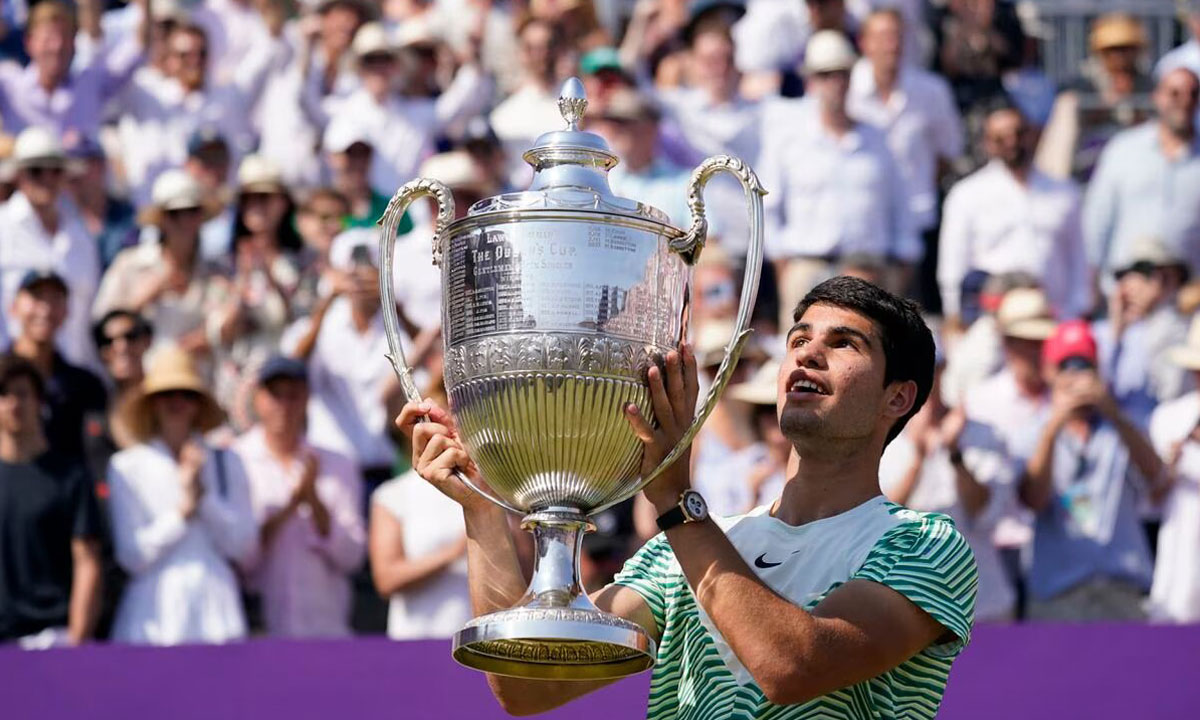 Tennis: Alcaraz remporte le tournoi du Queen's et va redevenir numéro 1 mondial 