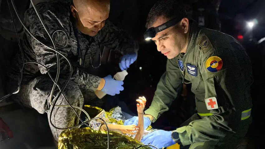 colombie les enfants rescapes recuperent leur mere a survecu quatre jours au crash de l avion 1