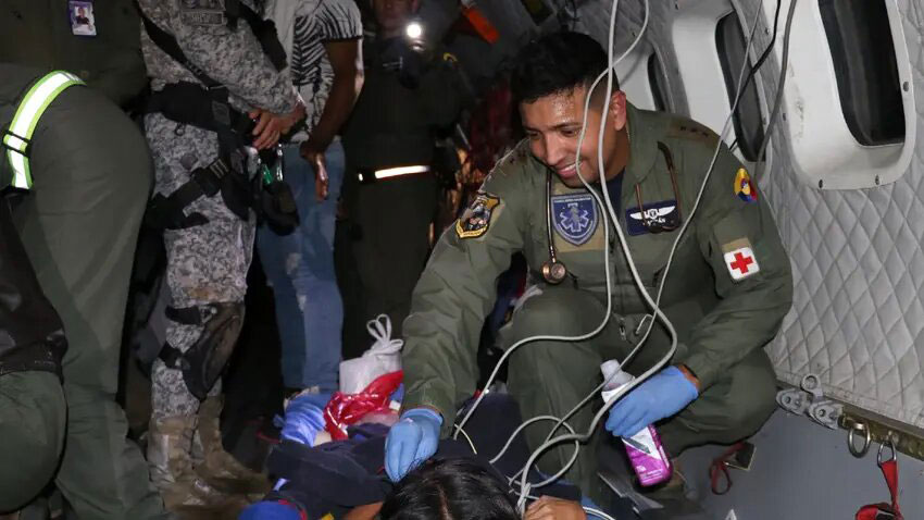 colombie les enfants rescapes recuperent leur mere a survecu quatre jours au crash de l avion 2