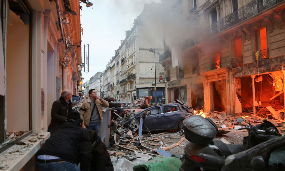 Vidéo. Important incendie en plein Paris, un immeuble en partie effondré