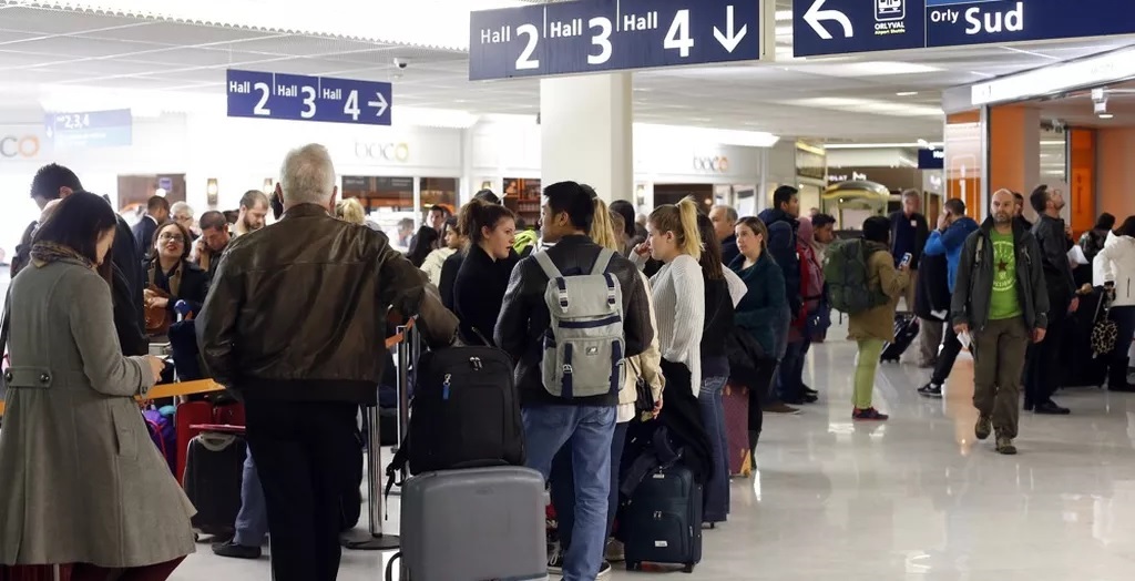 L'aviation civile française a annoncé jeudi demander aux compagnies aériennes d'annuler un tiers de leurs vols à Paris-Orly mardi prochain
