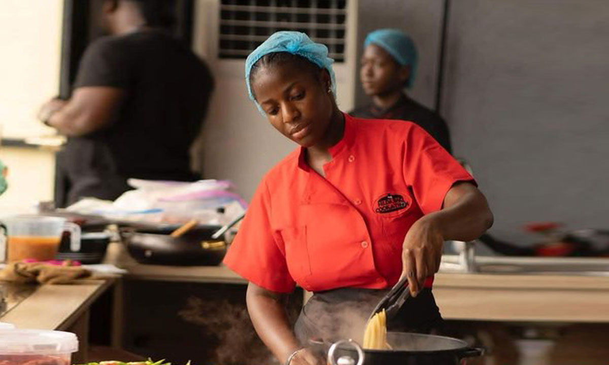 Hilda Baci, une cheffe du Nigeria dans le Guinness pour un marathon culinaire de 93 heures et 11 minutes