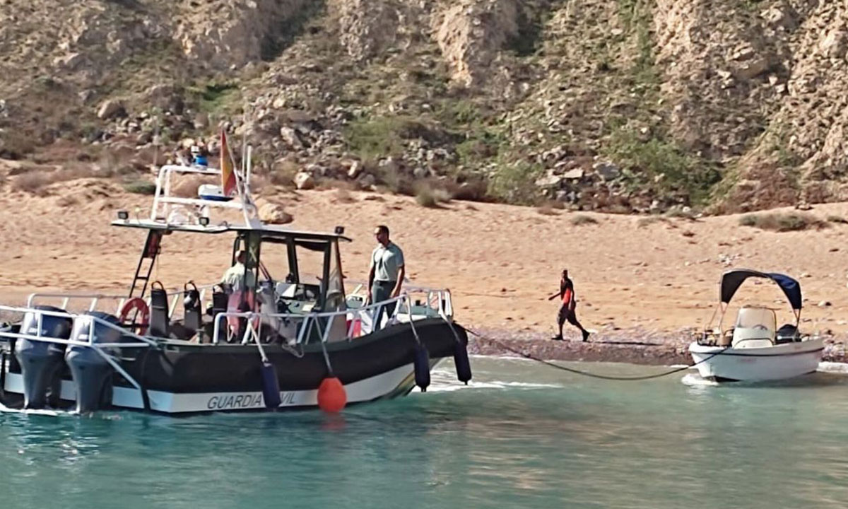 Un bateau parvient à rejoindre une plage de Melilla avec une vingtaine de migrants en fuite