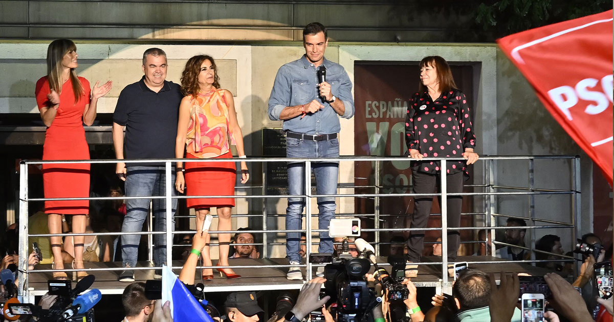 Elections en Espagne: Sánchez crée la surprise et espère se maintenir au pouvoir 