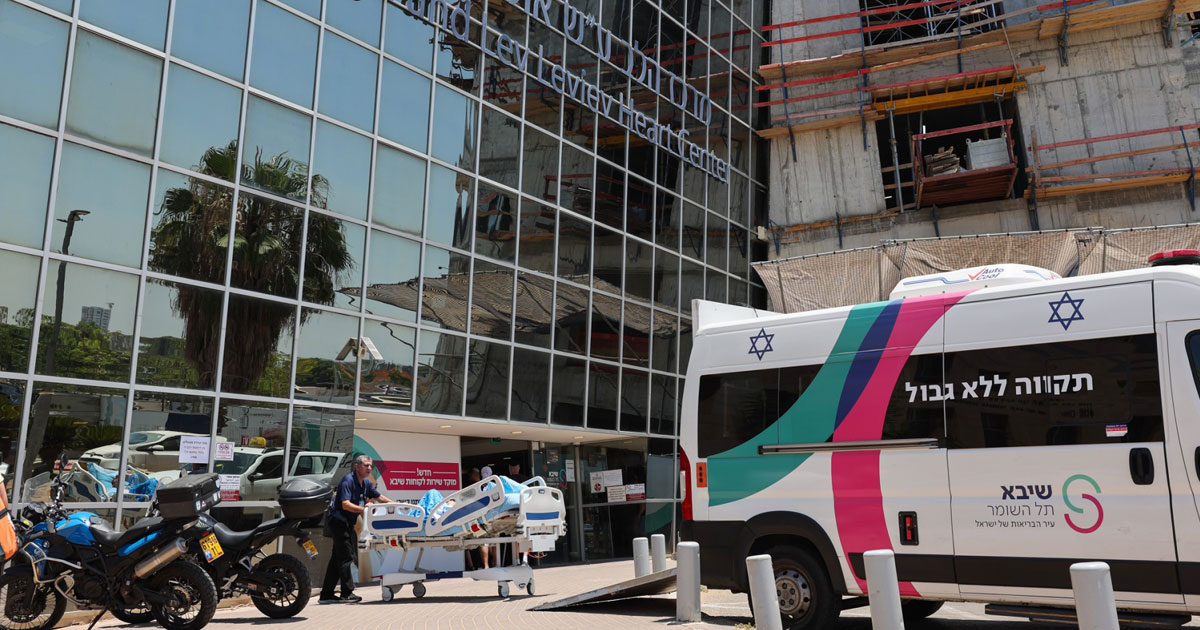 Israël: hospitalisé pour implanter un stimulateur cardiaque, Netanyahu se porte "très bien"