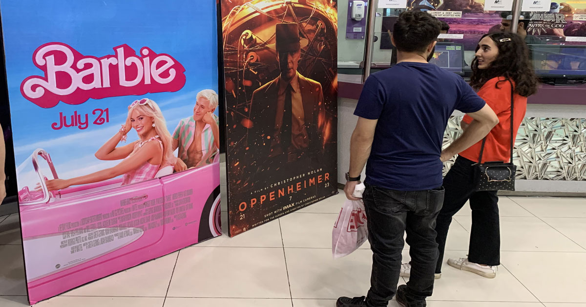 "Barbie" dépasse le milliard de dollars au box-office mondial, une première pour une réalisatrice