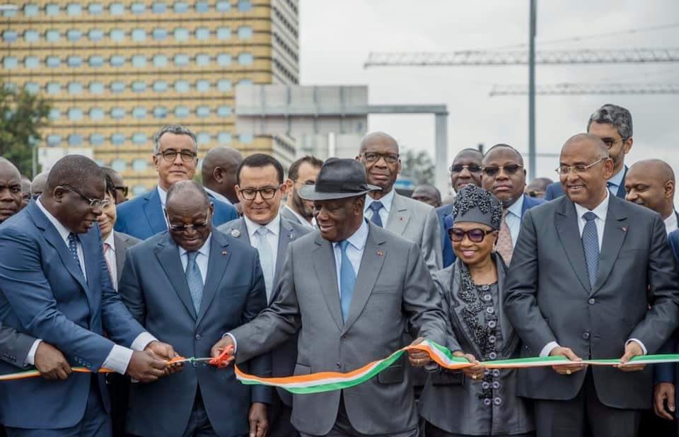 Cet ouvrage haubané, premier de son genre en Côte d'Ivoire, culmine à plus de 100 m de hauteur et enjambe la baie de Cocody sur 630 m. Portant le nom du président Alassane Ouattara, le pont participe à la résolution de la problématique de la mobilité urbaine et constitue une nouvelle icône pour la capitale économique ivoirienne.
