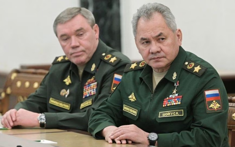 Sergueï Choïgou, à la Défense (à droite), et Valery Guerassimov, chef de l'état-major russe (à gauche). Alexey NIKOLSKY / SPUTNIK / AFP