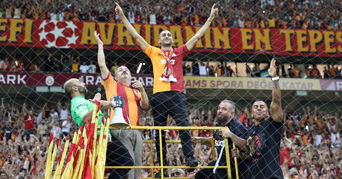 Vidéo. Galatasaray : l’accueil chaleureux de Ziyech comme capo en tribune