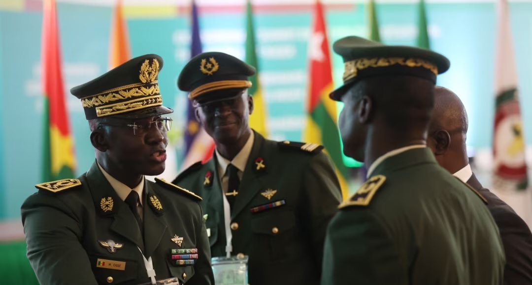 Des membres des Forces armées du Sénégal discutent en marge de la session extraordinaire des chefs d'État et de gouvernement de la Communauté économique des États de l'Afrique de l'Ouest (CEDEAO) à Abuja, le 10 août 2023.