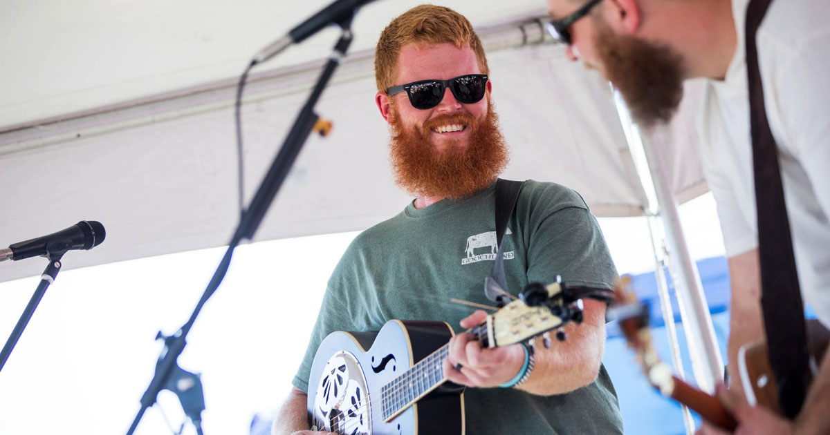un musicien americain de country propulse en tete des ventes refuse toute recuperation politique