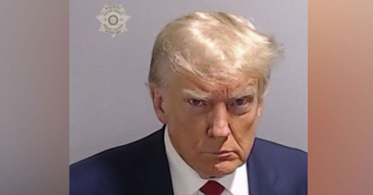 Trump transforme sa photo judiciaire en arme de communication politique