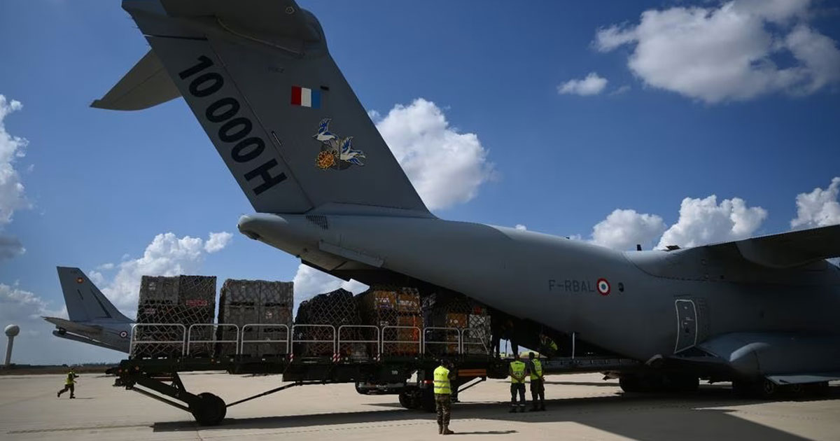 Départ d'un avion d'aide français vers la Libye