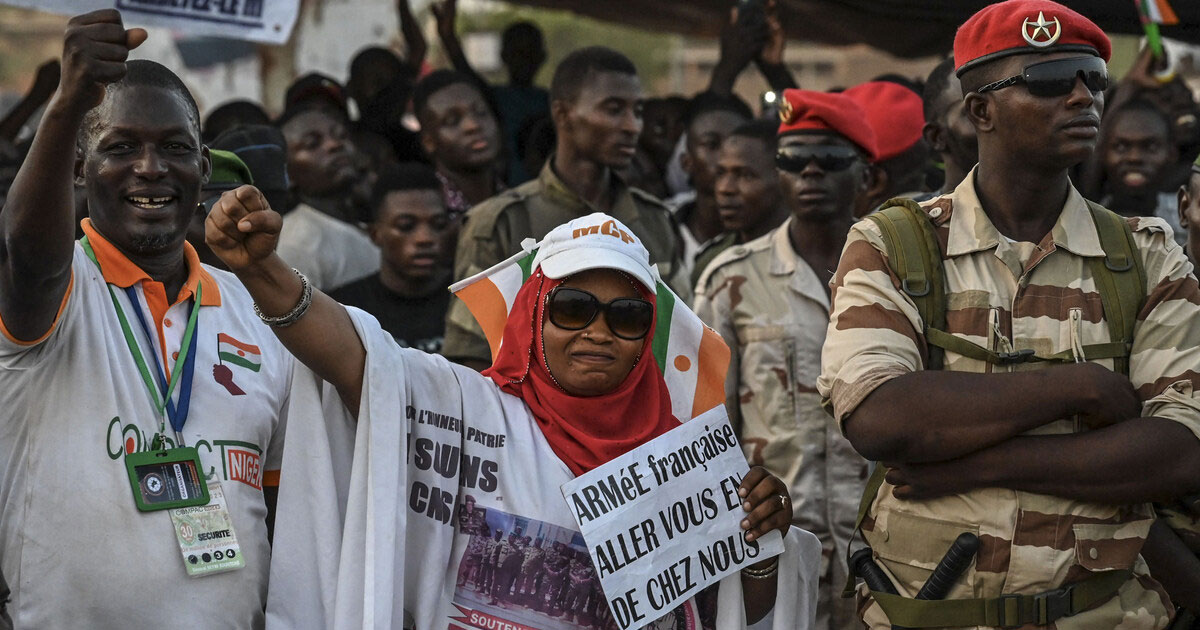 Niger: l'ambassadeur de France "pris en otage", affirme Macron