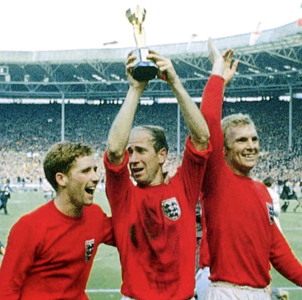 bobby charlton avec la coupe du monde en 1966 1731648