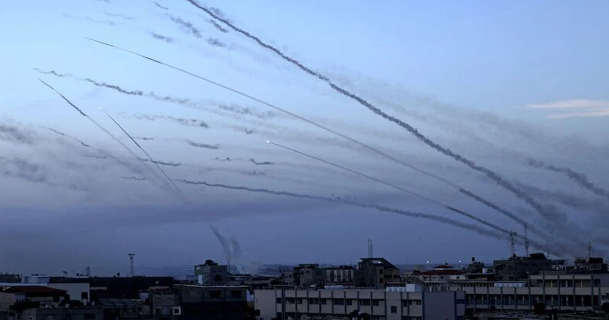 Des roquettes tirées par centaines de Gaza vers Israël, au moins un mort