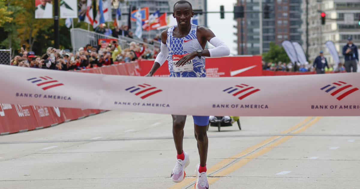 Le Kényan Kelvin Kiptum bat le record du monde du marathon à Chicago en 2h 00 min 35 sec