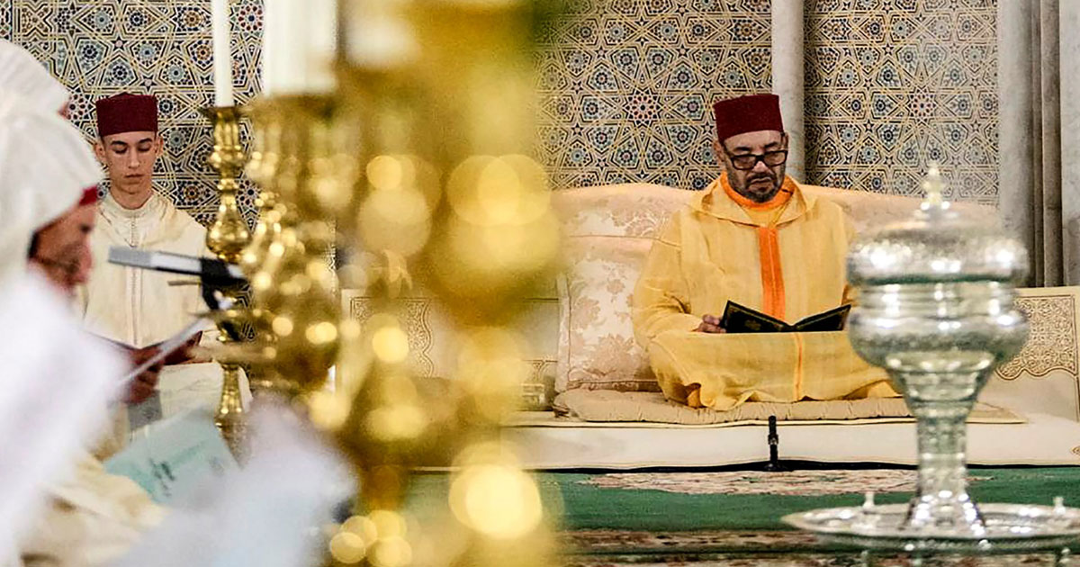 SM le Roi, Amir Al-Mouminine, préside une veillée religieuse en commémoration du 25è anniversaire de la disparition de Feu SM le Roi Hassan II