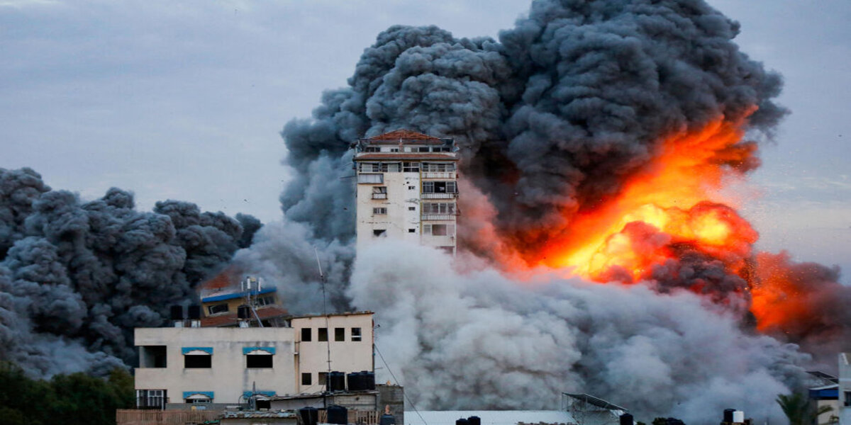 smoke and flames billow after israeli forces struck a high rise tower in gaza city