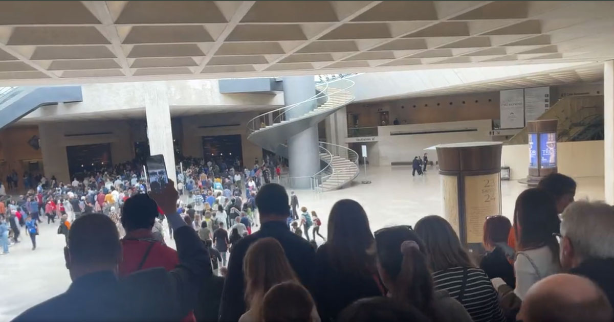 Attentat en France: le Louvre évacué et fermé samedi "pour raisons de sécurité"