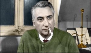 Portrait de l'ecrivain et linguiste francais Roland Barthes (1915-1980) chez lui en 1970. ©AFP
