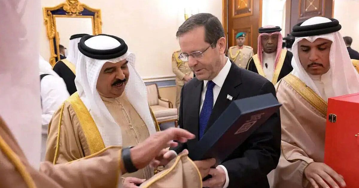 Bahreïn suspend ses liens commerciaux avec Israël, les ambassadeurs rentrent (Parlement)