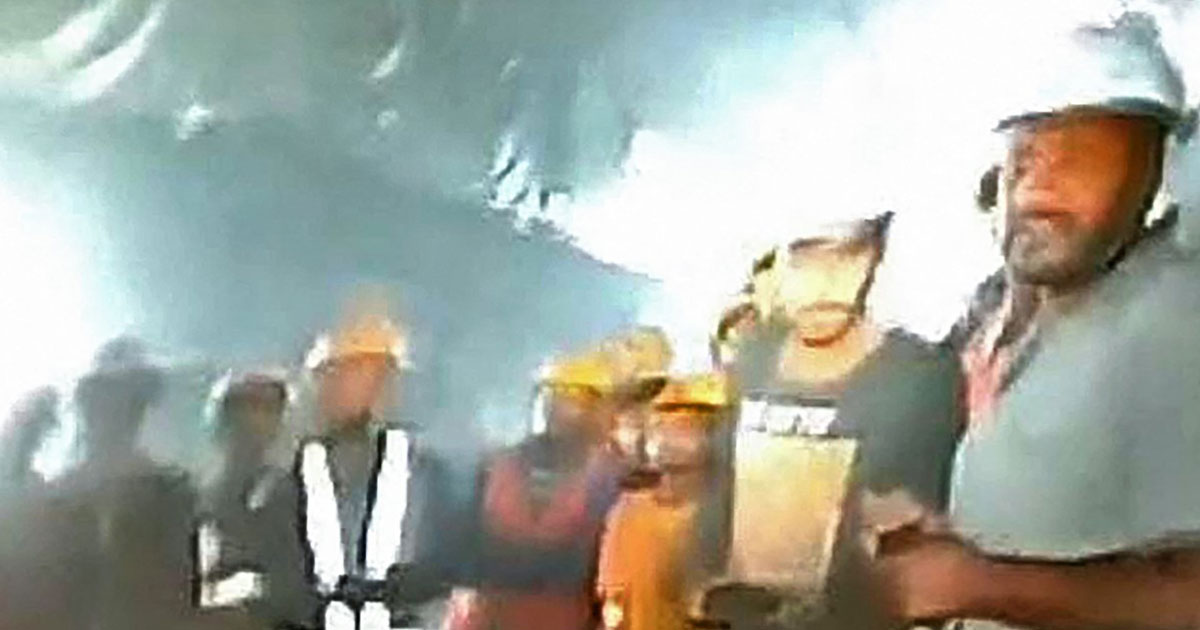 Inde: une caméra acheminée jusqu'aux 41 ouvriers bloqués dans un tunnel effondré