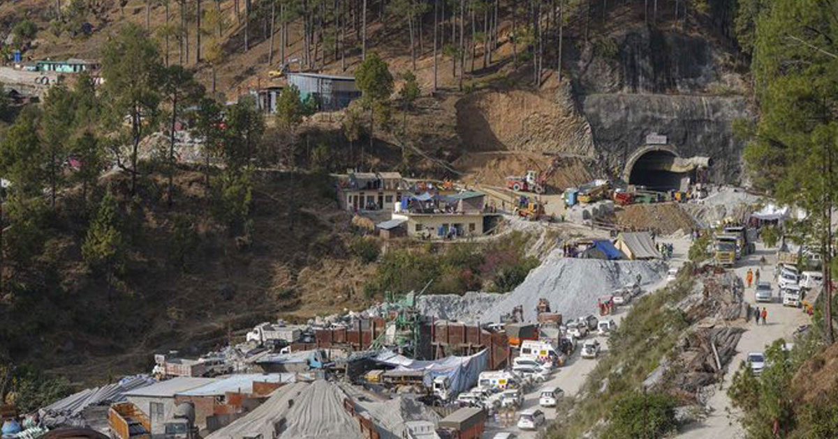 Tunnel effondré en Inde: les secours à quelques mètres des 41 ouvriers bloqués 