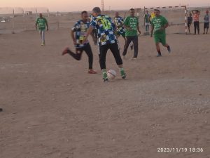 L'ex-international algérien Lakhdar Belloumi jouant au foot sur une étendue désertique à Tindouf / DR
