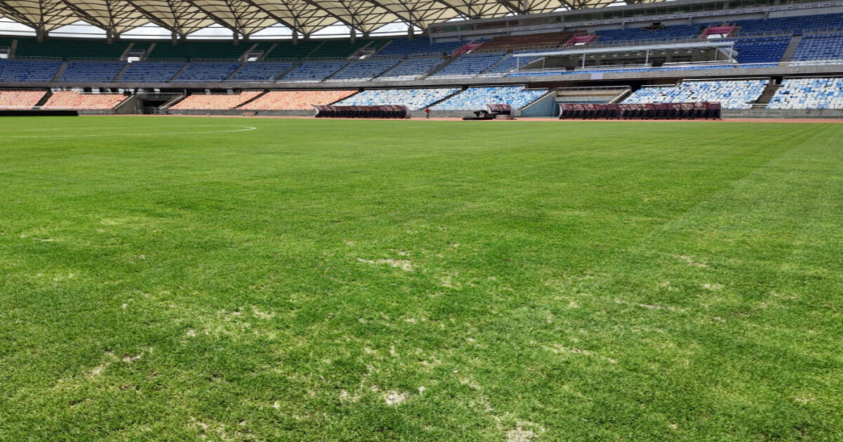 Qualifs Mondial 2026: les Marocains pestent contre l'état de la pelouse du stade Benjamin Mkapa